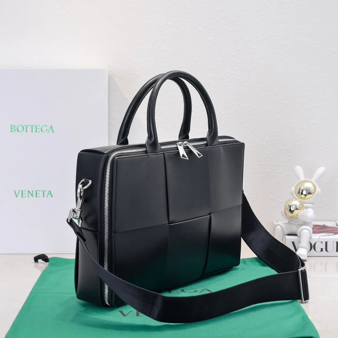 Batch 1880 Bottega Veneta large-lattice men's briefcase. The briefcase is a "value-for-money equipment" that all boys must have as soon as they step out of school. Whether you need to go to the office or go out to discuss business, nothing can better reflect your good taste and financial strength than a simple and elegant briefcase. It can be carried on one shoulder or cross-body to meet your different needs. The capacity is also super 🉑️ Style number: 6801 Size: 36*24*7.5cm
